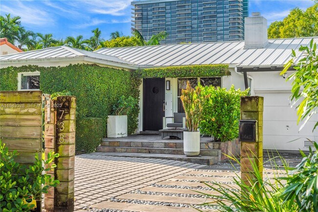 Photo - 738 NE 72nd Terrace