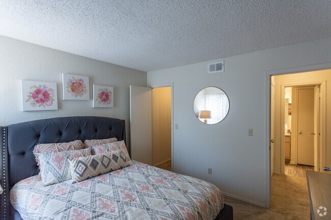 1BR, 1BA 750SF
