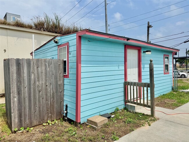 Building Photo - 6104 Heards Ln