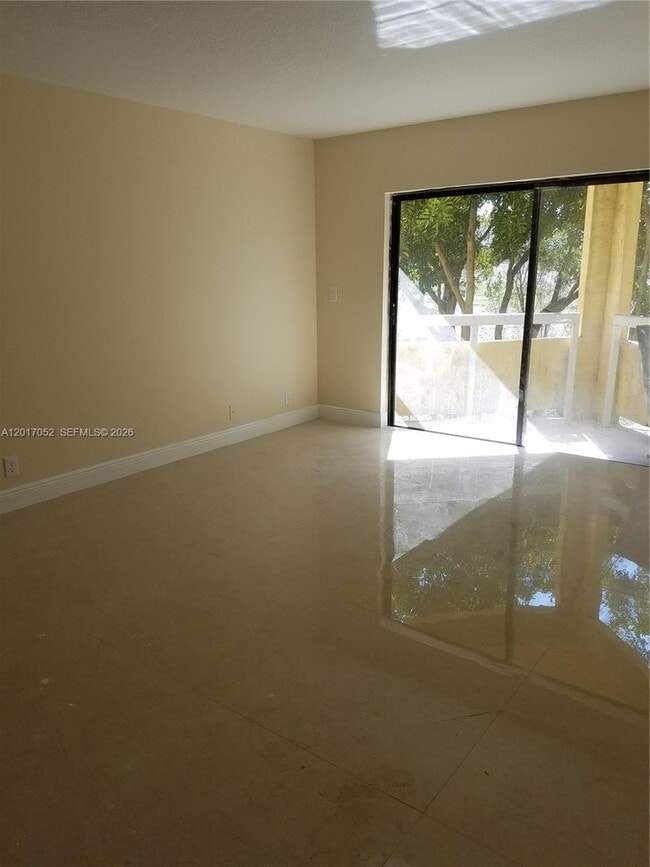 Photo - 8290 Lake Dr Unidad 316
