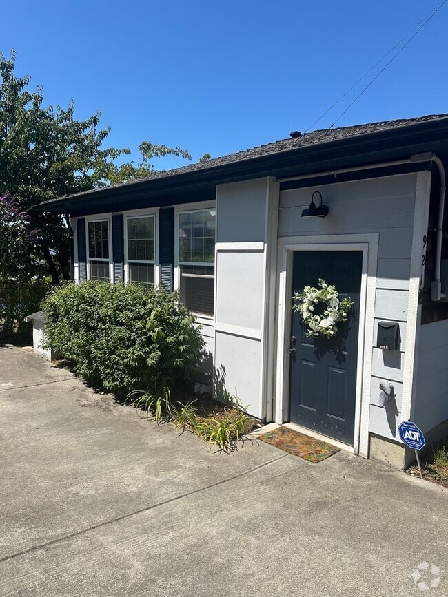 Building Photo - Cozy Cottage for Rent! Rental