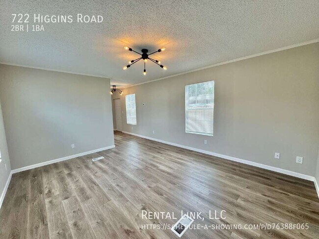 Photo - 722 Higgins Rd