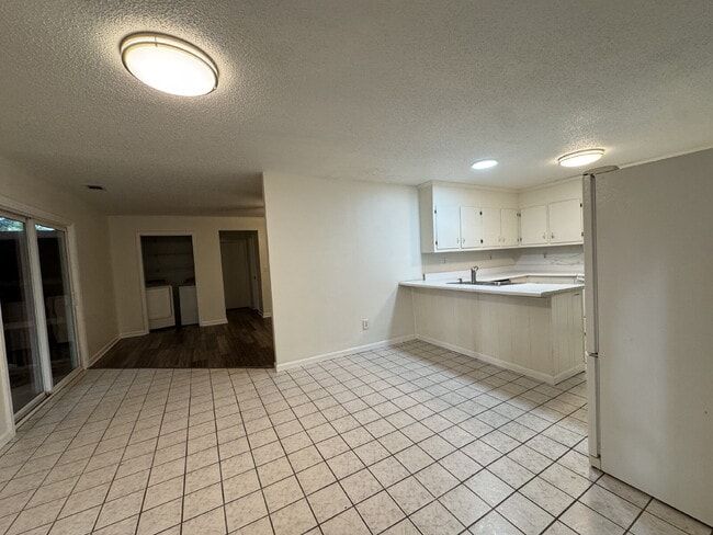 Building Photo - 2 bedroom 1 bathroom in Fair Play Unit A
