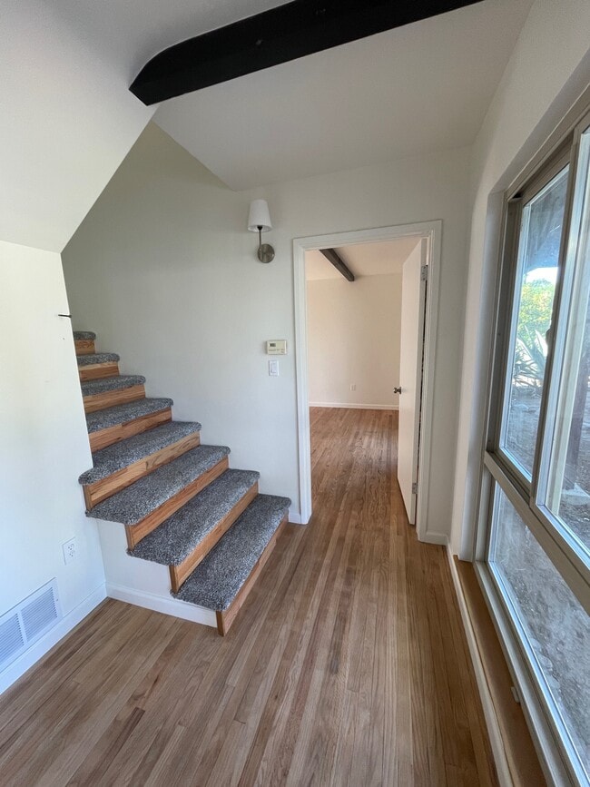 Vestíbulo frontal mirando a la derecha - 576 Blaisdell Dr