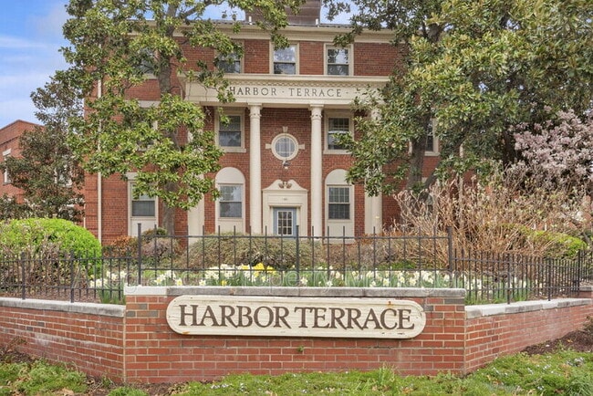 Building Photo - 1301 E Abingdon Dr