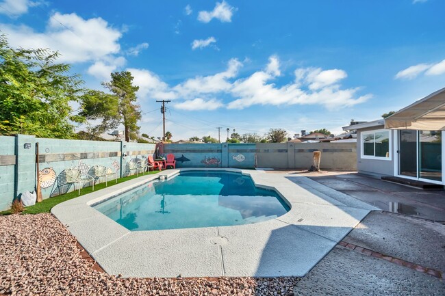 Photo - Spacious 6-Bedroom, 3-Bath Pool Home Near ASU Campus