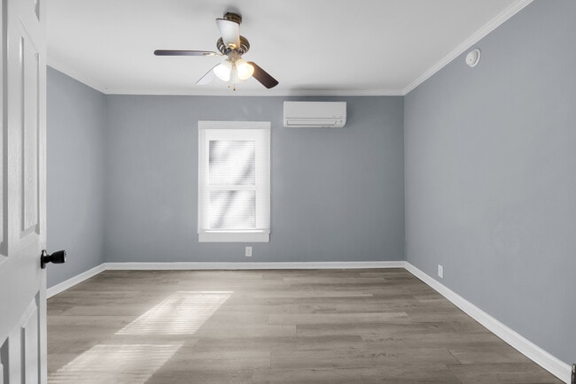 Photo - 522 Crawford St House