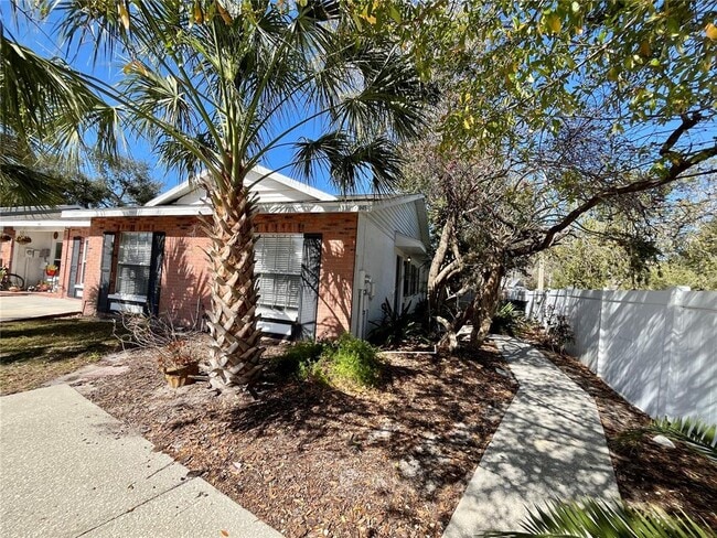 Photo - 945 Burlwood St