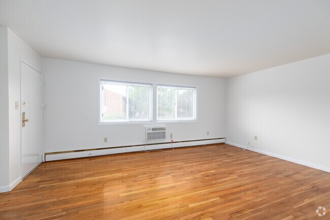 2BR, 2BA - 975SF - Living Area