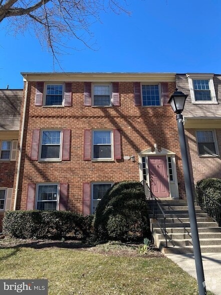 Building Photo - 6008 Westchester Park Dr Unit 301 Rental