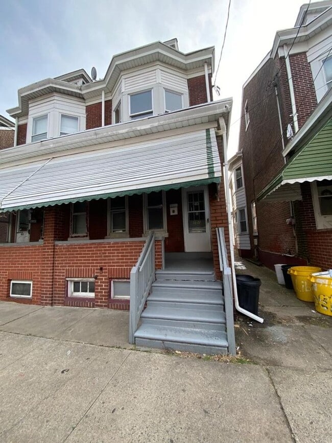 Building Photo - 4 bed 2 bath