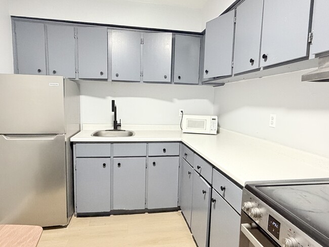 Building Photo - 1989 Wyandotte St W Unit 402