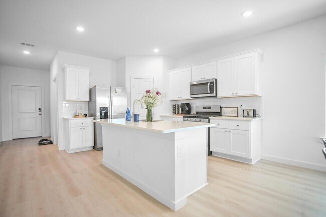 Photo - 613 E 14th St