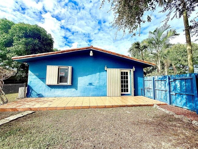 Building Photo - 11900 SW 6th St Unit 2