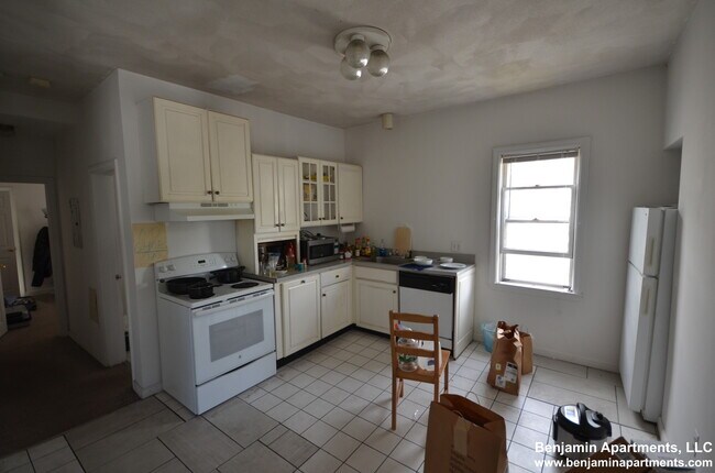 Building Photo - 26 Haskell St Unit 3