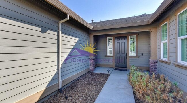 Photo - Beautiful 3 Bed 2.5 Bath 1,983sqft single family home with New LVP Flooring & 3-Car Garage in Ana...