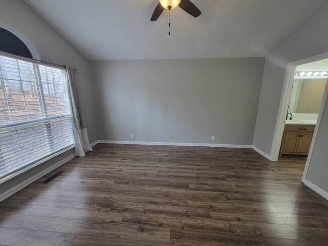 Photo - 307 Chiswick Ct