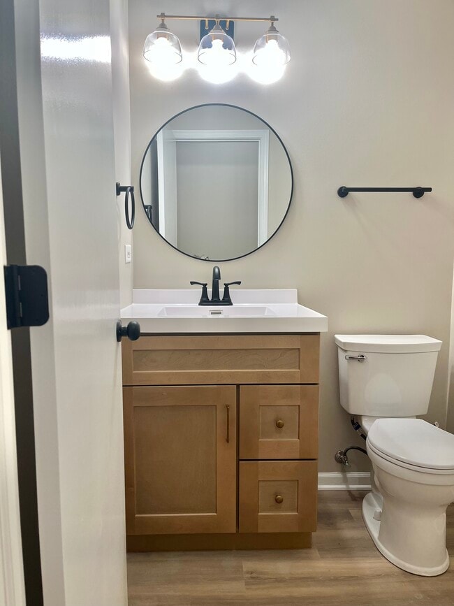 Baño nuevo con tocador nuevo y más. - 17537 S Gilbert Dr