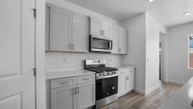 Building Photo - Room for Everything! 5 Bedroom Plus Den Home in Long Valley