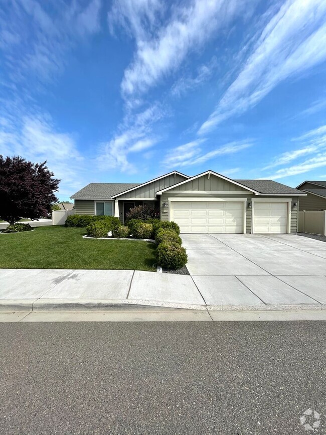 Building Photo - Beautiful Three Bedroom Two Bath in Kennewick Rental