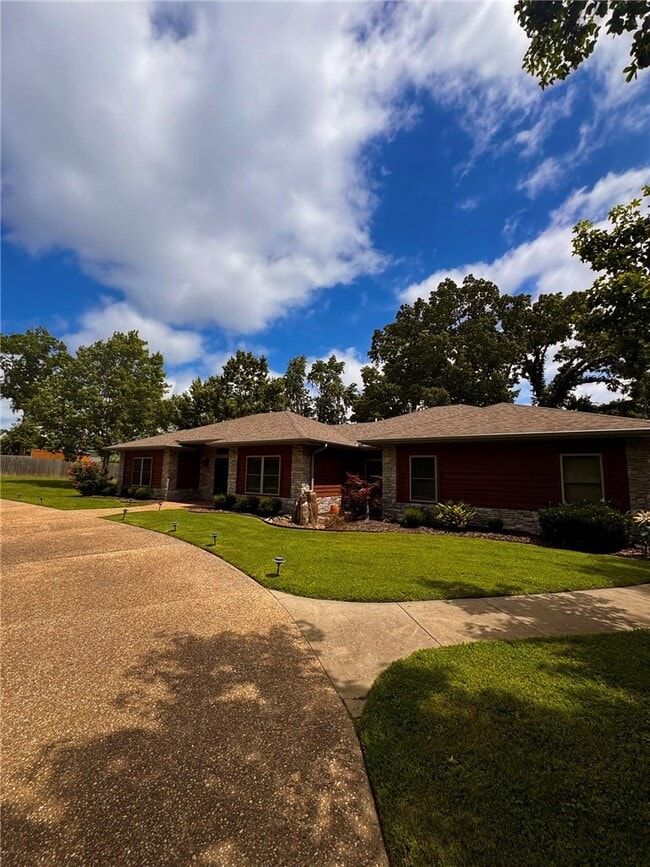 Photo - 723 N Lakeview Dr