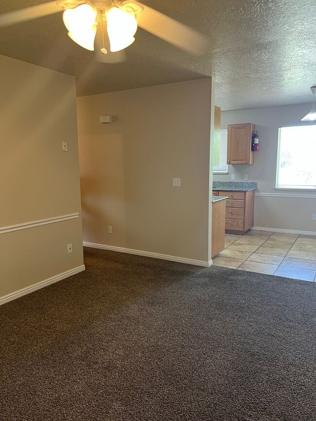 Photo - Brentwood Upper Level Condo - 2 Bed, 1 Bath with Washer/Dryer and Optix Internet!