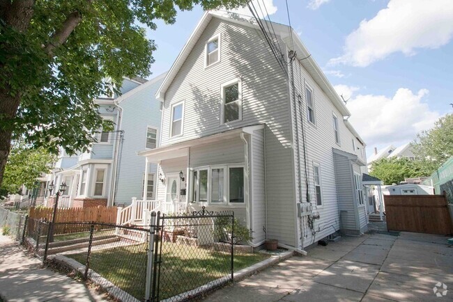Building Photo - 9 Concord Ave Unit 1 Rental