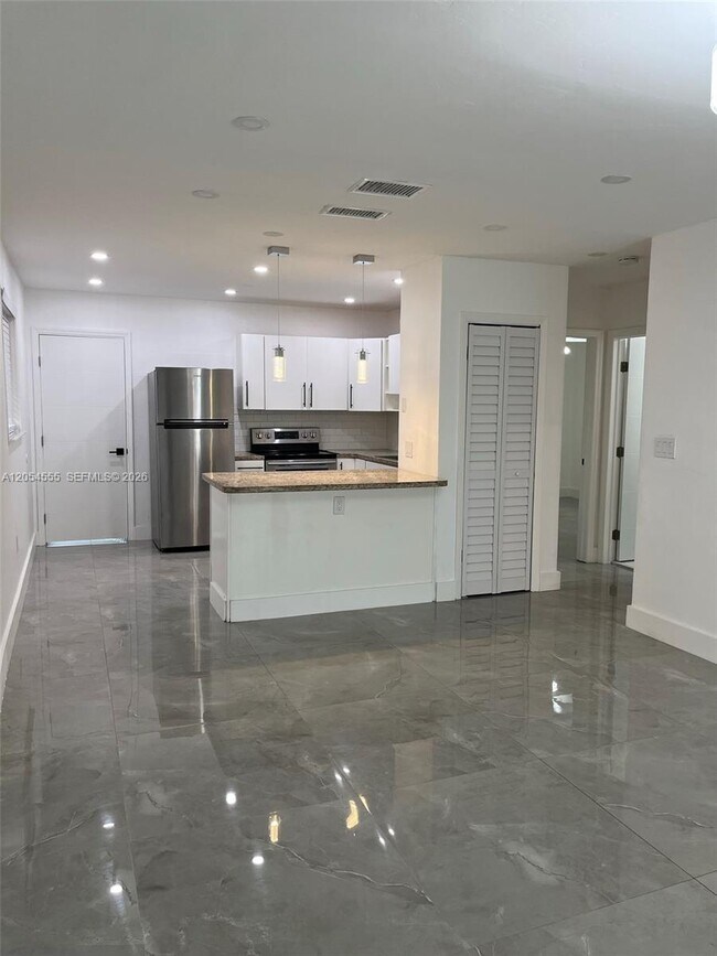 Building Photo - 2783 SW 33rd Ave Unit 2783