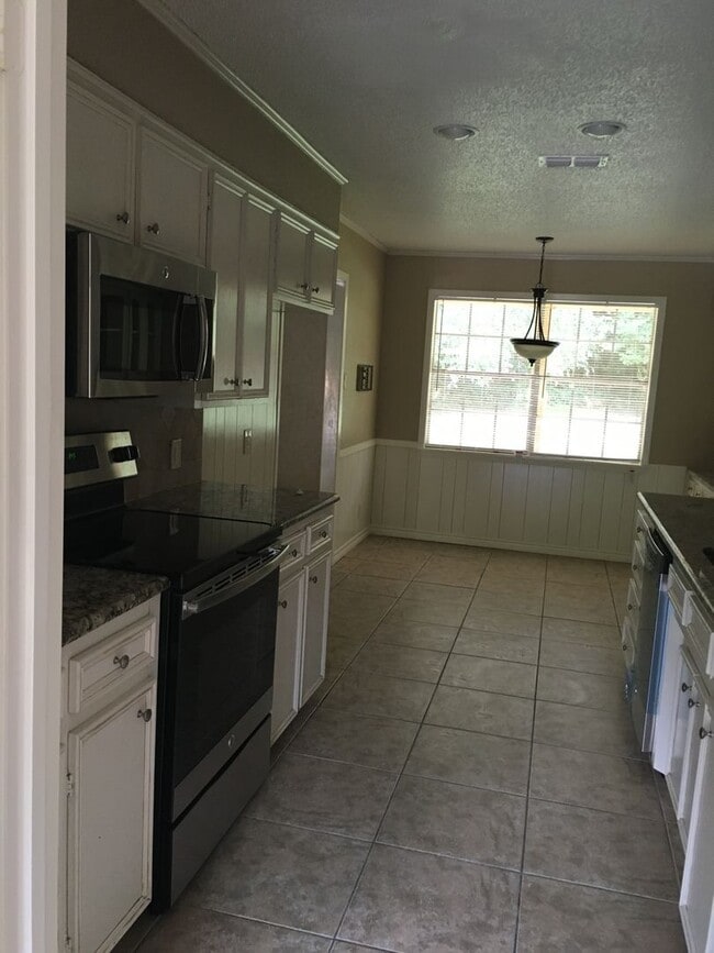 Photo - 3/2/2 Fenced Yard and Pet Friendly