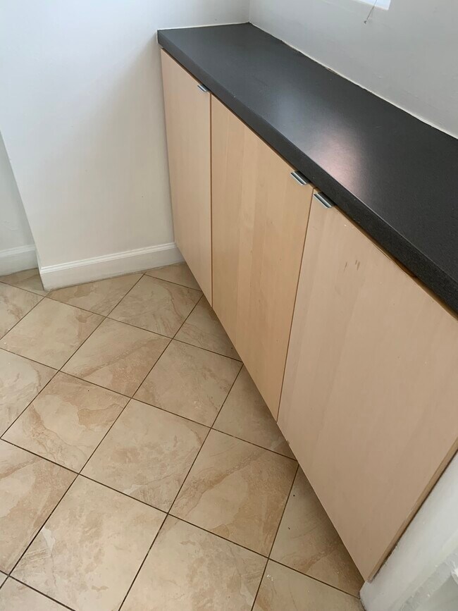 Ceramic Tile Kitchen - 1111 Arlington Blvd Unit 603