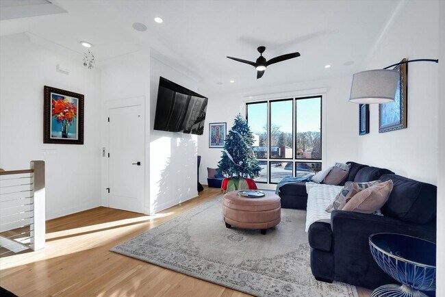 Photo - Stunning 3/2.5 Located on North Main Street, Downtown Greenville!