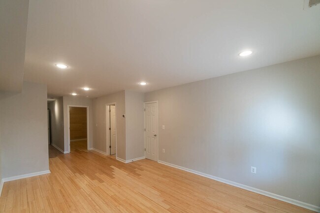 Building Photo - 1121 Queen St NE Unit 2 Rental