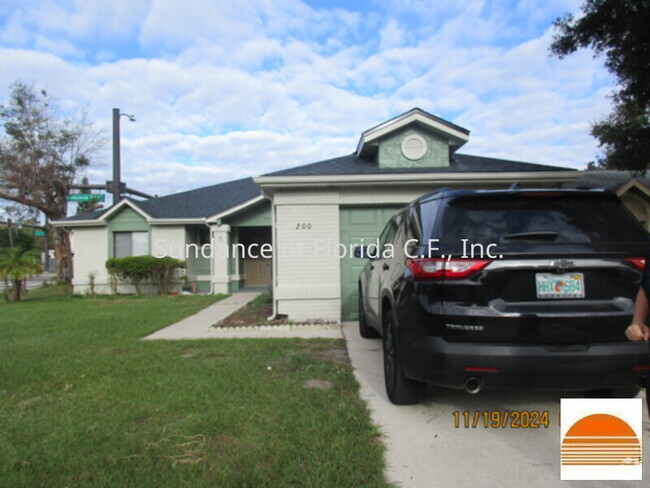 Building Photo - Fenced Yard Rental