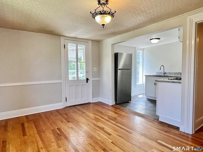 Photo - 1596 Main St