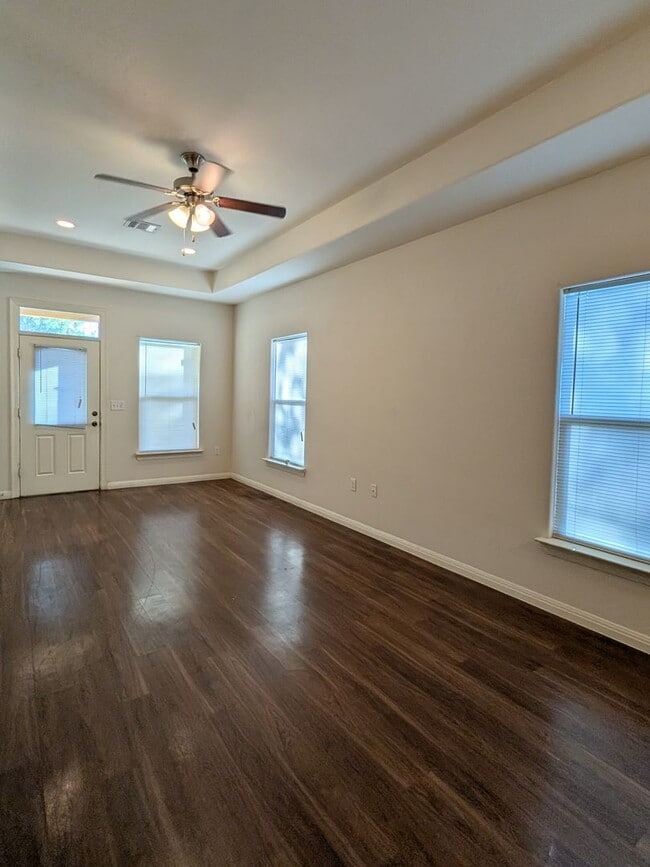 Photo - 405 E Simmons Ave