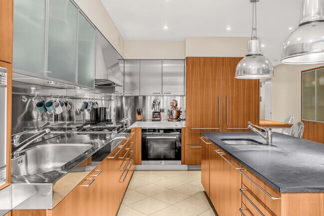 Photo - 19 E 92nd St