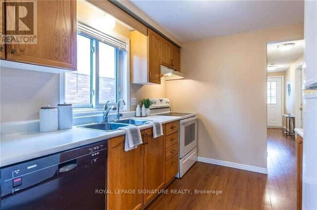 Photo - 426 Downsview Pl