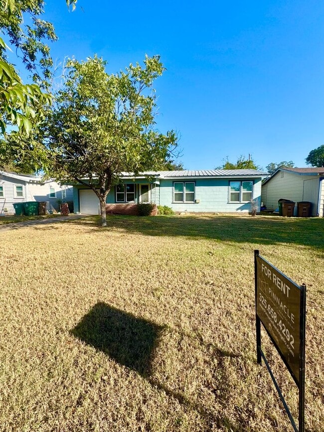 NOW AVAILABLE - 3 Bedroom Home!! - NOW AVAILABLE - 3 Bedroom Home!!