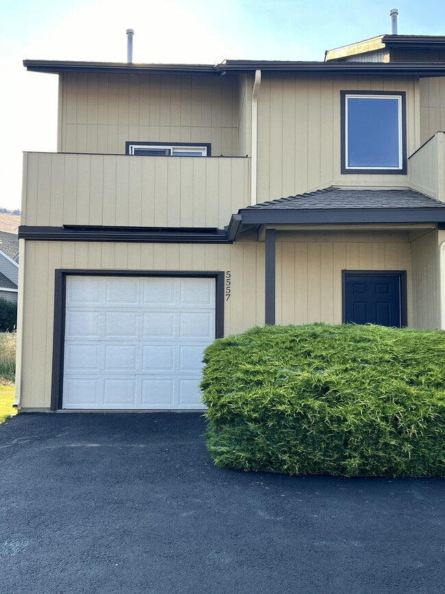 front - 5557 Glenridge Way Townhome