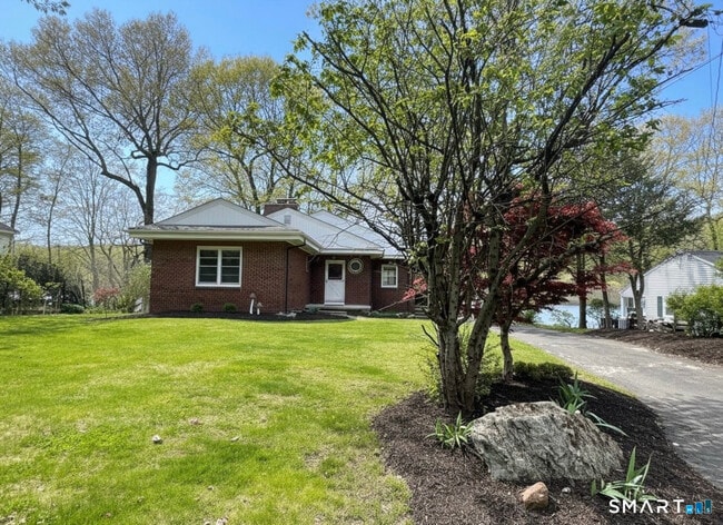 Photo - 542 Lake Dr