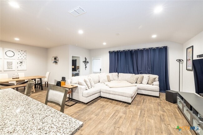 Building Photo - 860 Margay Lp Rental