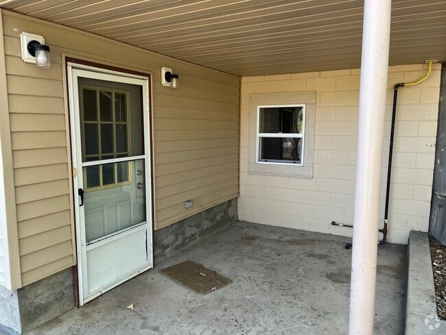 Building Photo - 3 Bed 1 Bath Downstairs unit. Rental