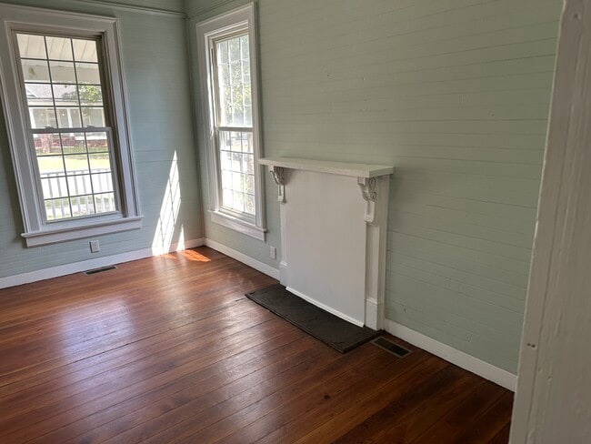 Living Room - 1909 Summerville Rd