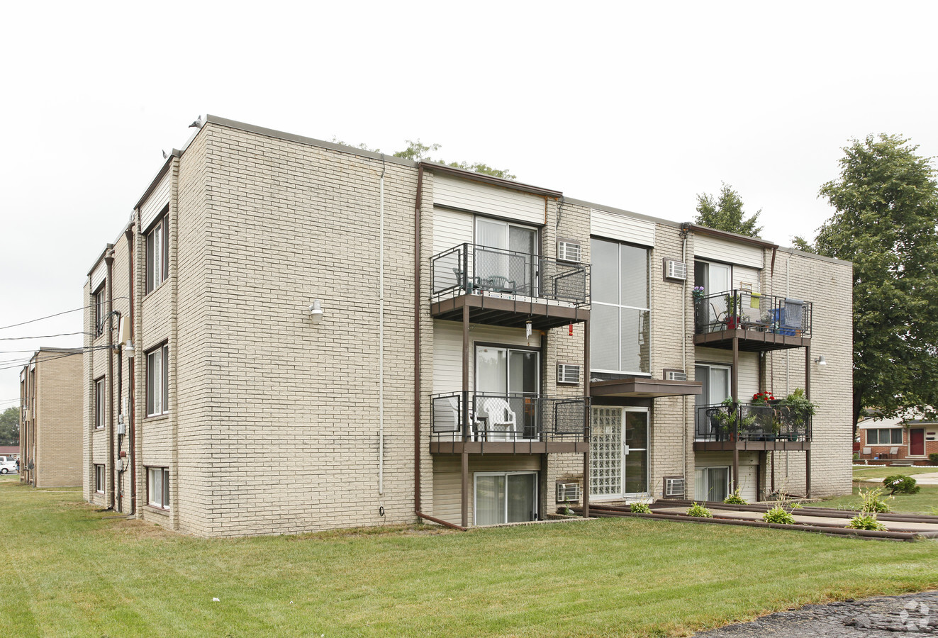 Garden Wood Apartments - Garden Wood Apartments