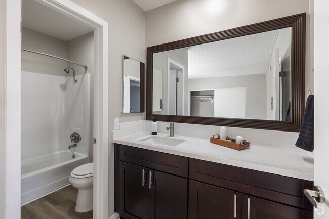 1BR, 1BA - 585SF - Bathroom