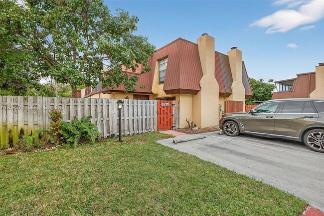 3516 Gardens E Dr