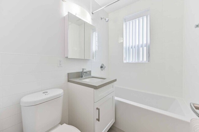 Photo - 149 St George St Unit 00402