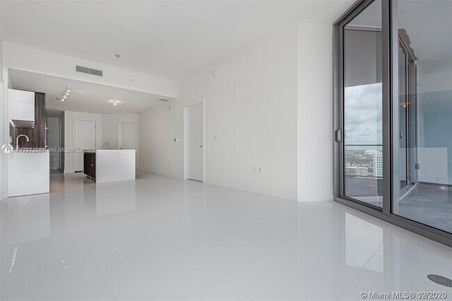 Photo - 851 NE 1st Ave Unidad 1608
