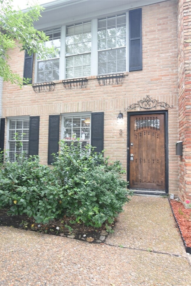 Building Photo - 940 Wycliffe Dr Unit 2 Rental