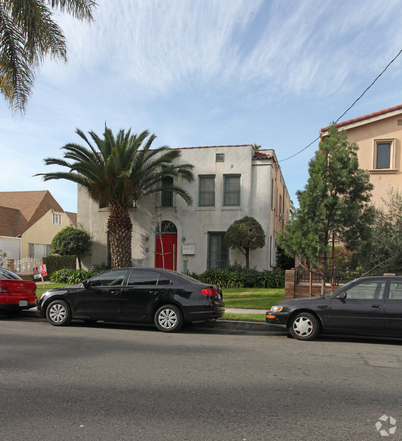 Primary Photo - 1555 Kenmore Ave Apartments